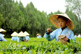 维尼修斯背部新纹身，纹错乔丹的惯用投篮手